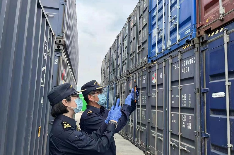 廣州車站海關(guān)關(guān)員在大朗國際貨運(yùn)物流堆場進(jìn)行場地巡查